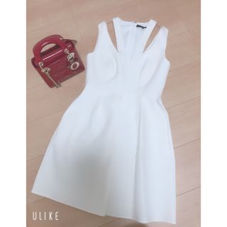 ビーシービージーマックスアズリア(BCBGMAXAZRIA)のBCBG MAXAZRIA ホワイトワンピース(ひざ丈ワンピース)