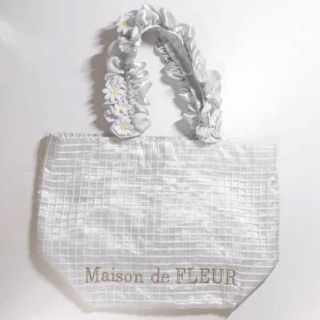 メゾンドフルール(Maison de FLEUR)のMaison de FLEUR  フラワーレースフリルトートS ブルー(トートバッグ)