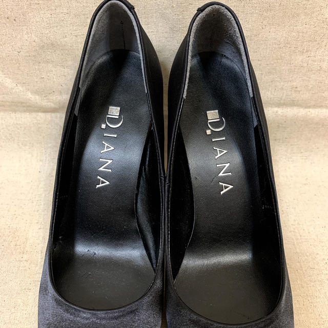 DIANA(ダイアナ)の新品ダイアナパンプス　サテン地　黒　21.5㎝ レディースの靴/シューズ(ハイヒール/パンプス)の商品写真