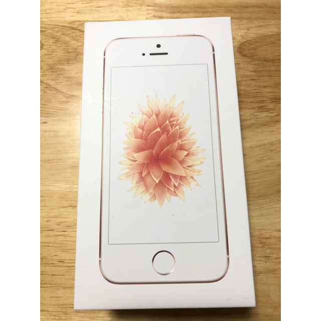 iPhone(アイフォーン)のiPhone SE Rose Gold 32 GB SIMフリー　新品・未使用 スマホ/家電/カメラのスマートフォン/携帯電話(スマートフォン本体)の商品写真