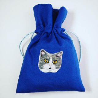 猫(グレー&白)の手刺繍巾着(雑貨)