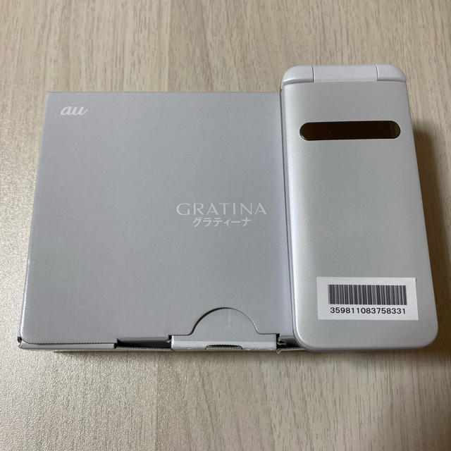 au(エーユー)のGRATINA KYF37SWA WHITE 新品未使用　SIMロック解除済み スマホ/家電/カメラのスマートフォン/携帯電話(携帯電話本体)の商品写真