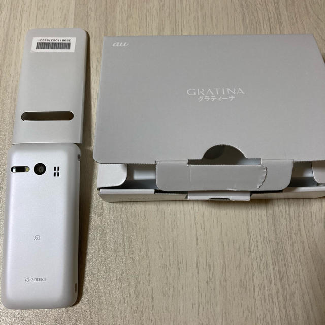 au(エーユー)のGRATINA KYF37SWA WHITE 新品未使用　SIMロック解除済み スマホ/家電/カメラのスマートフォン/携帯電話(携帯電話本体)の商品写真