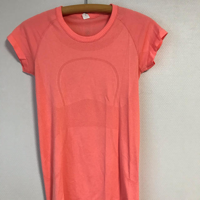 lululemon(ルルレモン)のルルレモン　レディースTシャツ　size6(M) スポーツ/アウトドアのトレーニング/エクササイズ(ヨガ)の商品写真