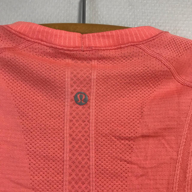 lululemon(ルルレモン)のルルレモン　レディースTシャツ　size6(M) スポーツ/アウトドアのトレーニング/エクササイズ(ヨガ)の商品写真