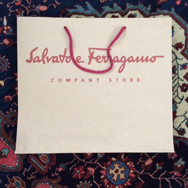 Salvatore Ferragamo(サルヴァトーレフェラガモ)のフェラガモショッパー 紙袋 レディースのバッグ(ショップ袋)の商品写真