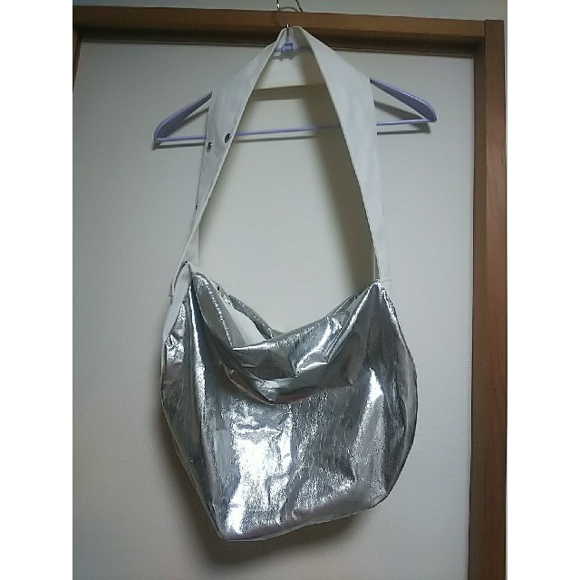 note et silence(ノートエシロンス)のcaph　シルバー×ホワイト　スナップボタンメッセンジャーバッグ レディースのバッグ(メッセンジャーバッグ)の商品写真