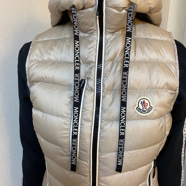 MONCLER(モンクレール)の美品　MONCLER SUCRETTE アイボリー　1 レディースのジャケット/アウター(ダウンベスト)の商品写真