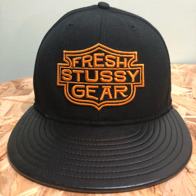 STUSSY(ステューシー)の大人気キャップ美品☆STUSSY&NEW ERA☆CAP黒レザーコンビニューエラ メンズの帽子(キャップ)の商品写真