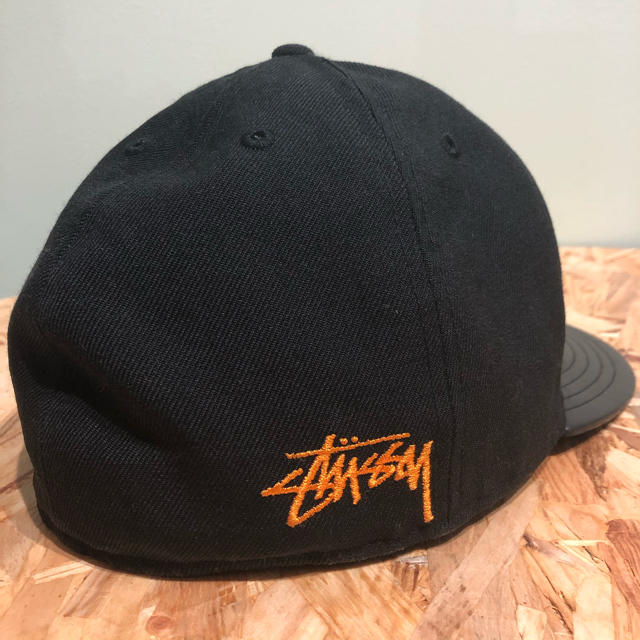 STUSSY(ステューシー)の大人気キャップ美品☆STUSSY&NEW ERA☆CAP黒レザーコンビニューエラ メンズの帽子(キャップ)の商品写真