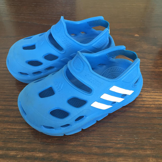 adidas(アディダス)のadidas サンダル キッズ/ベビー/マタニティのキッズ靴/シューズ(15cm~)(サンダル)の商品写真