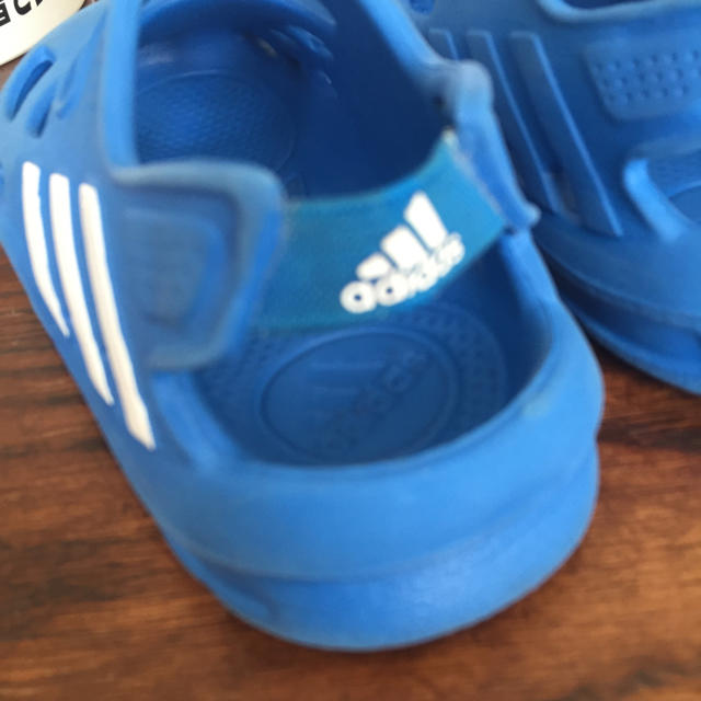 adidas(アディダス)のadidas サンダル キッズ/ベビー/マタニティのキッズ靴/シューズ(15cm~)(サンダル)の商品写真