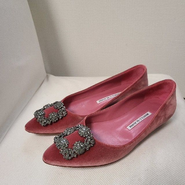 MANOLO BLAHNIK(マノロブラニク)のマノロブラニク　manolo blahnik ハンギシ　フラット　ベロア　ピンク レディースの靴/シューズ(バレエシューズ)の商品写真