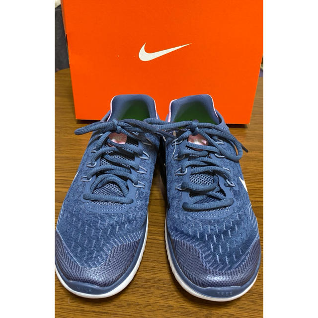 NIKE(ナイキ)のNIKEナイキフリーランキッズ　22.5センチ キッズ/ベビー/マタニティのキッズ靴/シューズ(15cm~)(スニーカー)の商品写真