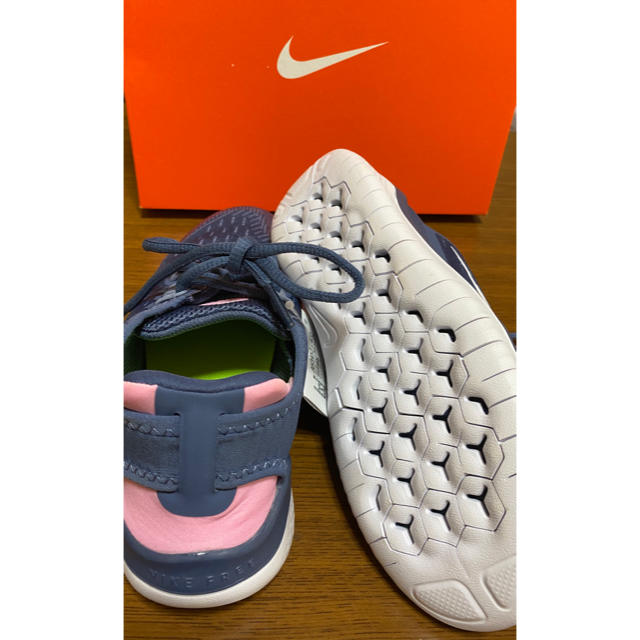 NIKE(ナイキ)のNIKEナイキフリーランキッズ　22.5センチ キッズ/ベビー/マタニティのキッズ靴/シューズ(15cm~)(スニーカー)の商品写真