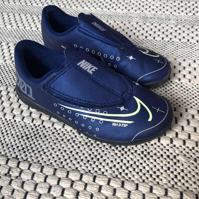 NIKE(ナイキ)のサッカー　トレーニングシューズ　18㎝ スポーツ/アウトドアのサッカー/フットサル(シューズ)の商品写真