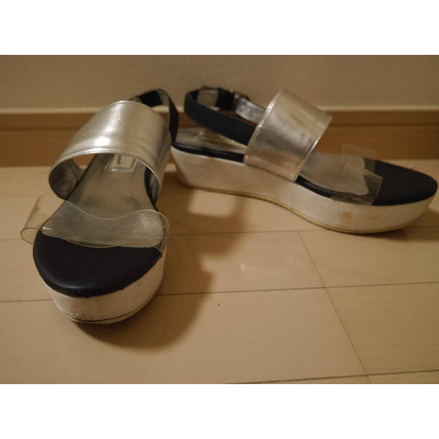 Odette e Odile(オデットエオディール)のシルバー×クリアベルト サンダル レディースの靴/シューズ(サンダル)の商品写真
