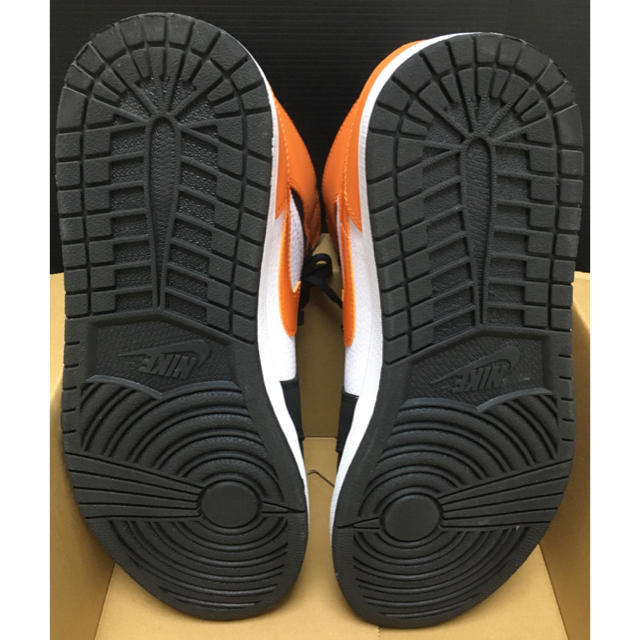 NIKE(ナイキ)のNIKE AIR JORDAN1 MID エアジョーダン1 ミッド メンズの靴/シューズ(スニーカー)の商品写真