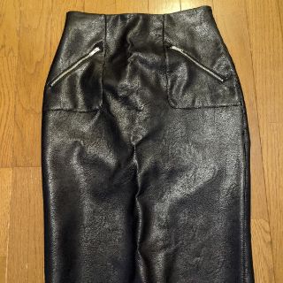 ザラ(ZARA)のフェイクレザー　タイトスカート(ひざ丈スカート)