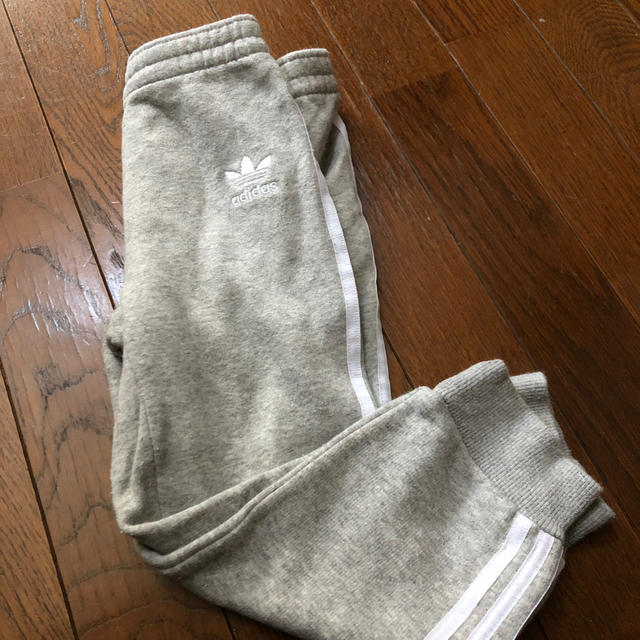 adidas(アディダス)のアディダスオリジナルス　adidas originals スェットズボン　キッズ キッズ/ベビー/マタニティのキッズ服男の子用(90cm~)(パンツ/スパッツ)の商品写真