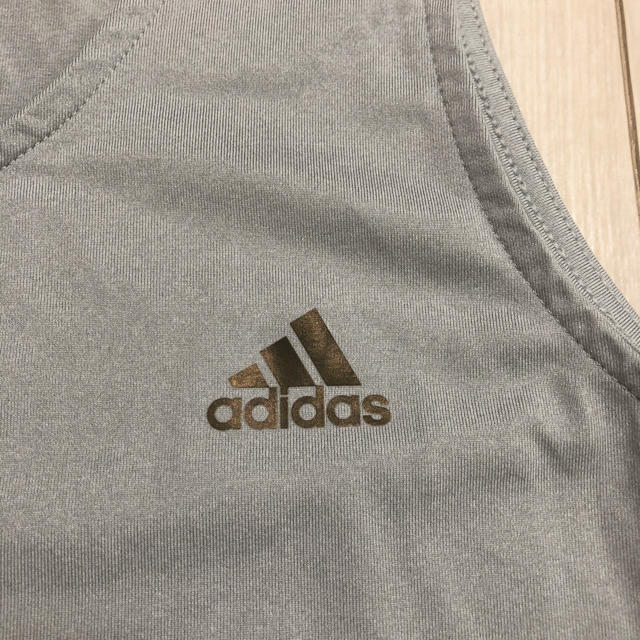 adidas(アディダス)のアディダス　袖なし　シャッツ　ヨガ　ランニング　運動服 スポーツ/アウトドアのランニング(ウェア)の商品写真