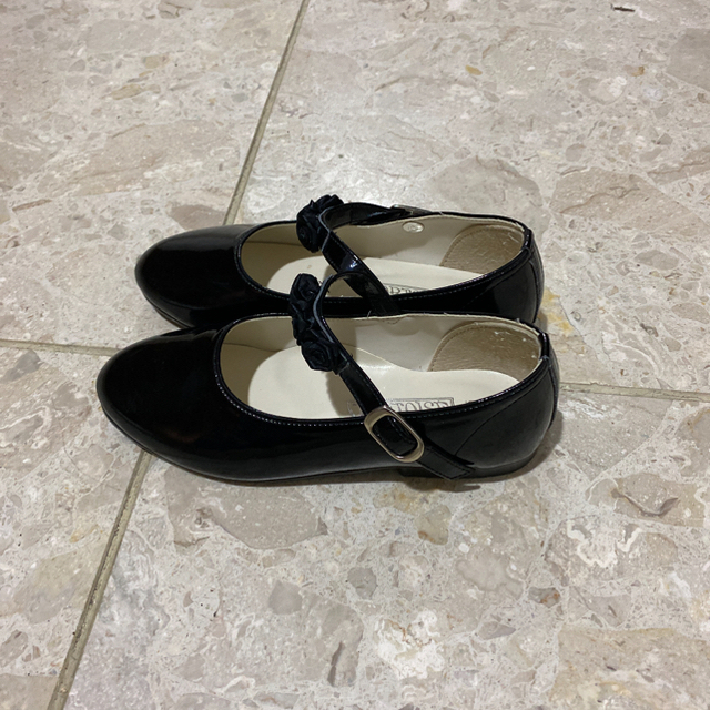 familiar(ファミリア)の三越　TORTOISE フォーマルシューズ 女の子　19cm エナメル　黒 キッズ/ベビー/マタニティのキッズ靴/シューズ(15cm~)(フォーマルシューズ)の商品写真