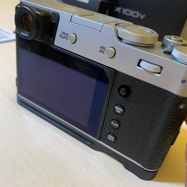 富士フイルム(フジフイルム)の極美品　X100V コンパクトデジタルカメラ シルバー付属品多数 スマホ/家電/カメラのカメラ(コンパクトデジタルカメラ)の商品写真