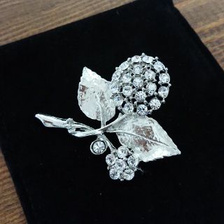 ジバンシィ(GIVENCHY)の未使用ブローチ 紫陽花 シルバー ジルコニア あじさい(ブローチ/コサージュ)