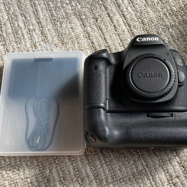 Canon(キヤノン)のCANON  EOS  5DS 本体とグリップです　専用様 スマホ/家電/カメラのカメラ(デジタル一眼)の商品写真