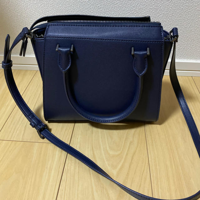 Charles and Keith(チャールズアンドキース)の【Rei様】美品　CHARLES&KEITH　バッグ　ネイビー　2way レディースのバッグ(ハンドバッグ)の商品写真