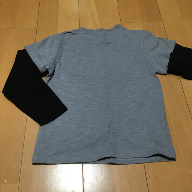 120cm  グレーと黒の長袖Ｔシャツ キッズ/ベビー/マタニティのキッズ服男の子用(90cm~)(Tシャツ/カットソー)の商品写真