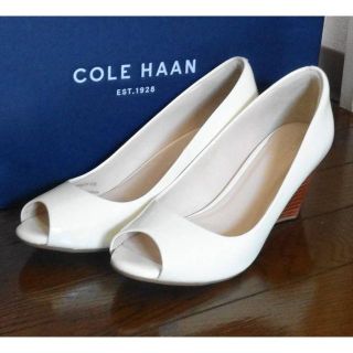 コールハーン(Cole Haan)のCOLE HAANオープントゥパンプス(ホワイト・23.5cm)(ハイヒール/パンプス)