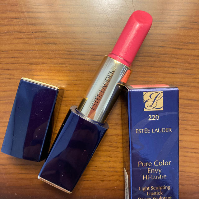 Estee Lauder(エスティローダー)のエスティローダー　口紅　220 コスメ/美容のベースメイク/化粧品(口紅)の商品写真