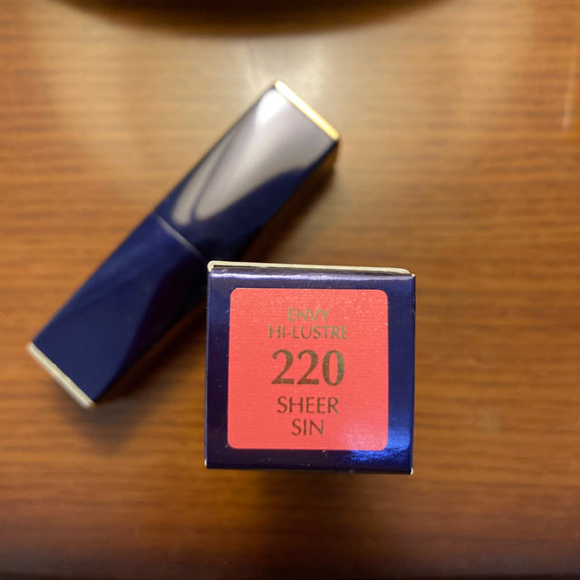 Estee Lauder(エスティローダー)のエスティローダー　口紅　220 コスメ/美容のベースメイク/化粧品(口紅)の商品写真