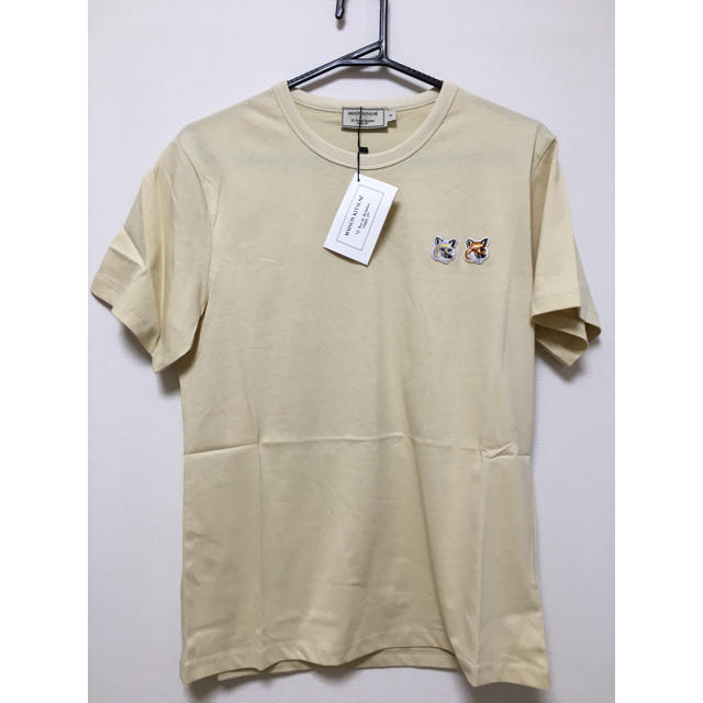 MAISON KITSUNE'(メゾンキツネ)のメゾンキツネ　シャツ　ベージュ レディースのトップス(Tシャツ(半袖/袖なし))の商品写真