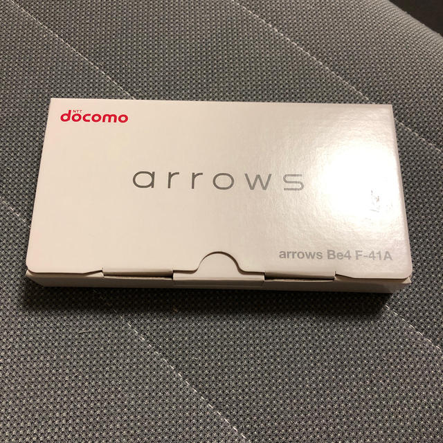 arrows(アローズ)のarrows Be4 F-41 A  ゴールド スマホ/家電/カメラのスマートフォン/携帯電話(スマートフォン本体)の商品写真