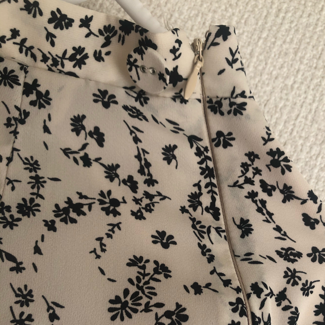 natural couture(ナチュラルクチュール)の小花柄マーメイドフレアスカート レディースのスカート(ロングスカート)の商品写真