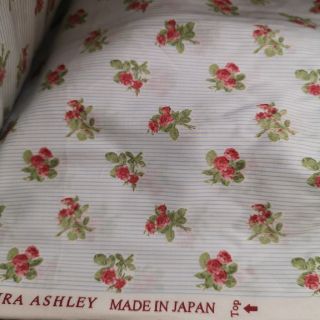 ローラアシュレイ(LAURA ASHLEY)のローラアシュレイ　生地　エルギン　レッド　高級　ローン　生地(生地/糸)