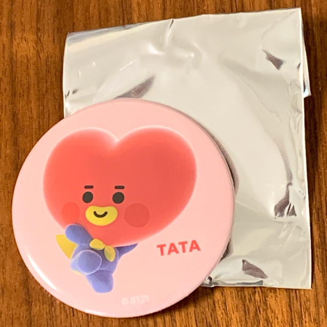 TATA  バッジ　BT21 エンタメ/ホビーのおもちゃ/ぬいぐるみ(キャラクターグッズ)の商品写真