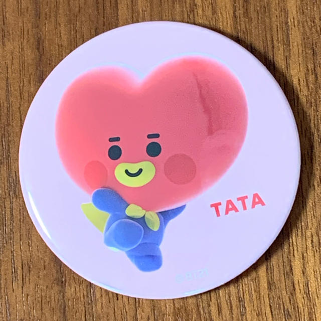 TATA  バッジ　BT21 エンタメ/ホビーのおもちゃ/ぬいぐるみ(キャラクターグッズ)の商品写真