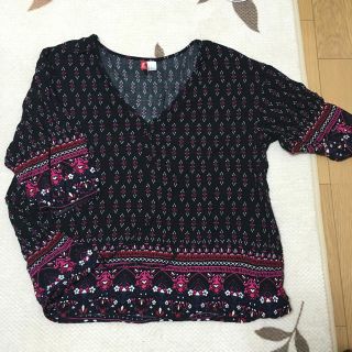 エイチアンドエム(H&M)のH&M 花柄黒チュニック(Tシャツ(長袖/七分))