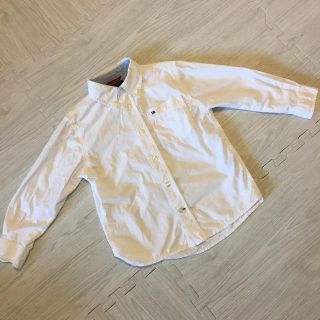 トミーヒルフィガー(TOMMY HILFIGER)のトミーヒルフィガー　白シャツ ブラウス　男の子　100  Yシャツ(Tシャツ/カットソー)