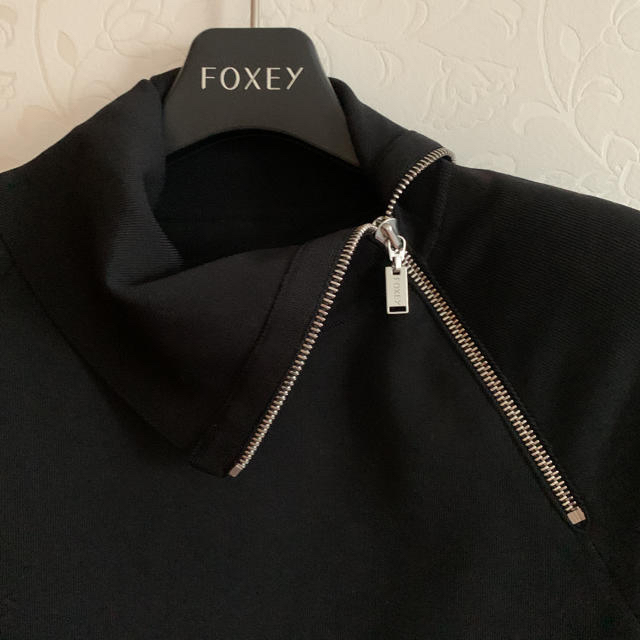 FOXEY(フォクシー)のフォクシー38  黒　カットソー　新品未使用 レディースのトップス(ニット/セーター)の商品写真
