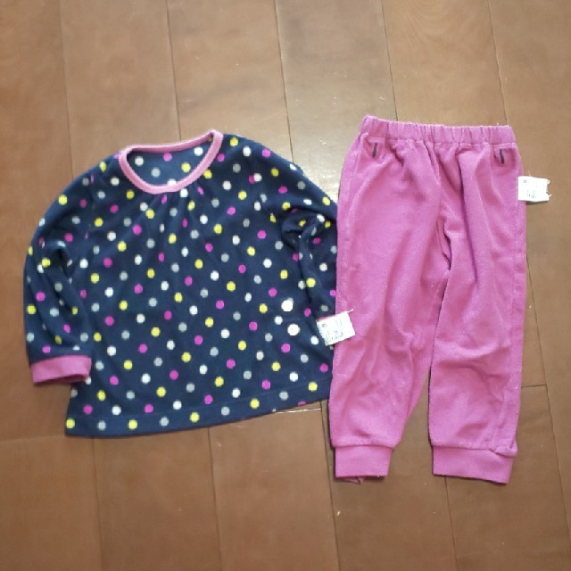 UNIQLO(ユニクロ)のUNIQLO 紫色ドットベビーパジャマ上下セット キッズ/ベビー/マタニティのキッズ服女の子用(90cm~)(パジャマ)の商品写真