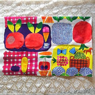 マリメッコ(marimekko)の【専用　廃盤　新品】マリメッコ　ケサトリ　レッド　46×70(生地/糸)