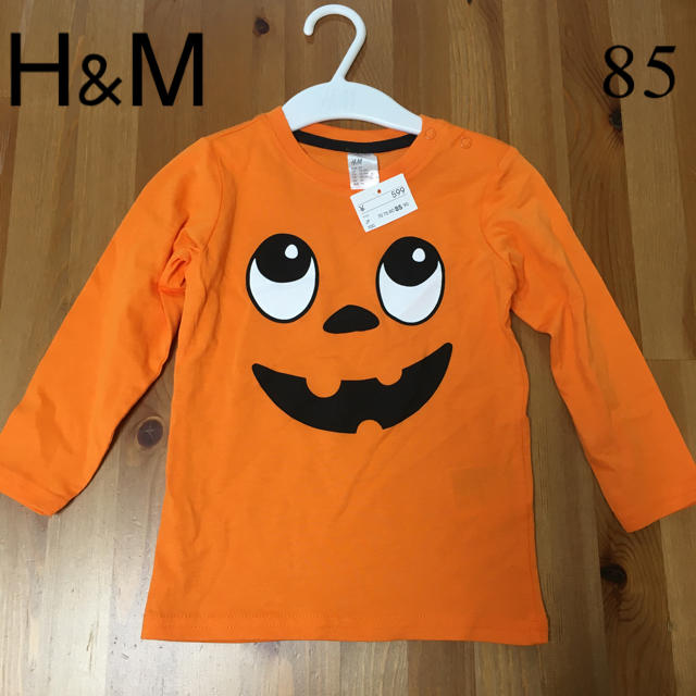 H&M(エイチアンドエム)のハロウィン ロンT ジャックオランタン h&m キッズ/ベビー/マタニティのベビー服(~85cm)(Ｔシャツ)の商品写真