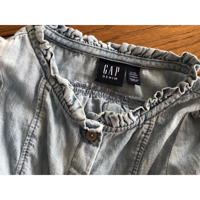 babyGAP(ベビーギャップ)のベビーGAP デニムブラウス birthday フリルトップス キッズ/ベビー/マタニティのベビー服(~85cm)(シャツ/カットソー)の商品写真