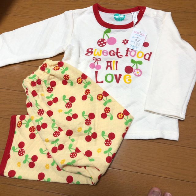 新品　長袖パジャマ　女の子　95 キッズ/ベビー/マタニティのキッズ服女の子用(90cm~)(パジャマ)の商品写真