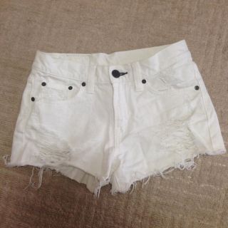 マウジー(moussy)のmoussy ホワイトショートパンツ(ショートパンツ)