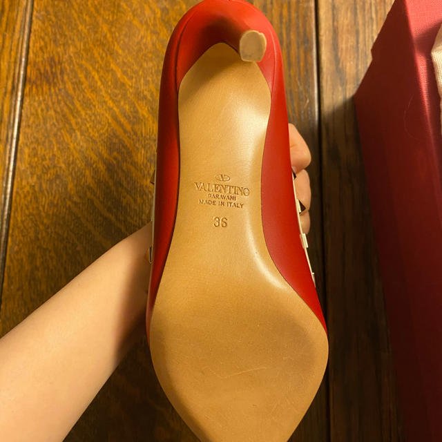 VALENTINO(ヴァレンティノ)のValentino パンプス 36 新品未使用 レディースの靴/シューズ(ハイヒール/パンプス)の商品写真